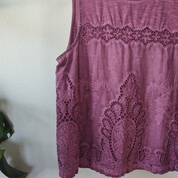 Express Embroidered Muscle Tee - Picture 4 of 7